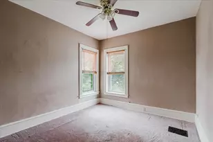 302 W Wood St, Bloomington, IL 61701 - Photo 34