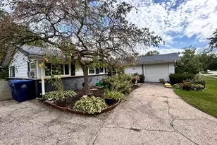 227 Wellesley Ln, Schaumburg, IL 60193 - Photo 2