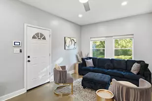 8020 S Muskegon Ave, Chicago, IL 60617 - Photo 2