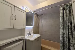 7540 N Ridge Blvd, Chicago, IL 60645 - Photo 10
