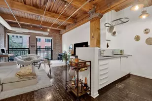 225 W Huron St, Chicago, IL 60654 - Photo 4