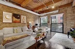 225 W Huron St, Chicago, IL 60654 - Photo 2
