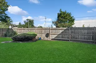 1690 Buckingham Dr, Des Plaines, IL 60018 - Photo 18