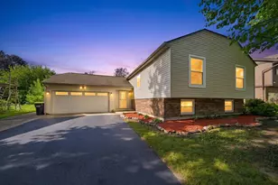 863 Pleasant St, Woodstock, IL 60098 - Photo 1