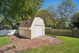 1185 S Apple Tree Ln, Bartlett, IL 60103 - Photo 20