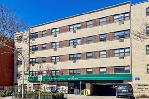 530 W Surf St, Chicago, IL 60657 - Photo 1