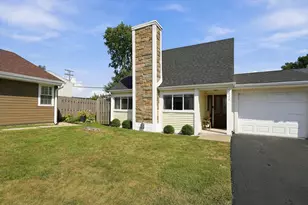 216 Robbin Dr, Romeoville, IL 60446 - Photo 2