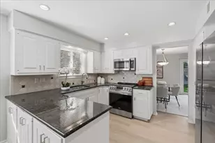 4568 Lindenwood Ln, Northbrook, IL 60062 - Photo 2