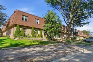735 Grove Dr, Buffalo Grove, IL 60089 - Photo 1