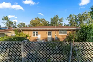 630 De Angelis Ct, Chicago Heights, IL 60411 - Photo 2