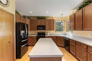 1490 Pheasant Trail Ct, Hoffman Estates, IL 60192 - Photo 12