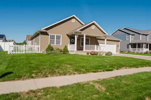 501 Newcastle Dr, Mackinaw, IL 61755 - Photo 4