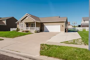 501 Newcastle Dr, Mackinaw, IL 61755 - Photo 2