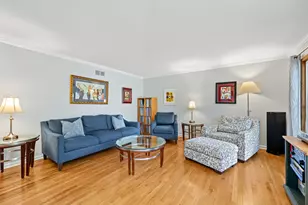 163 Stonegate Ct, Glen Ellyn, IL 60137 - Photo 4
