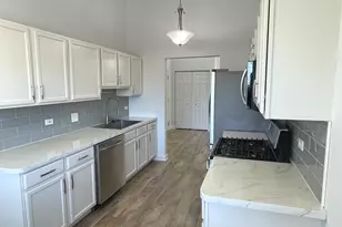 881 N Swift Rd, Addison, IL 60101 - Photo 6