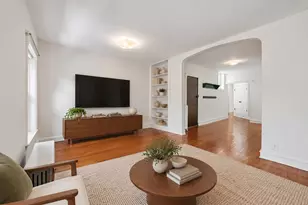 5715 S Blackstone Ave, Chicago, IL 60637 - Photo 2