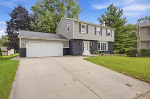 1419 N Madlock Ct, Elgin, IL 60123 - Photo 2