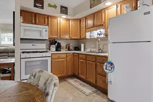 1402 Mt Vernon Dr, Bloomington, IL 61704 - Photo 6