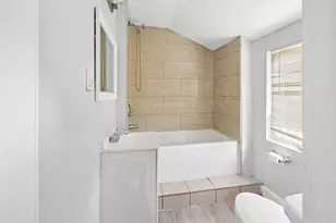 10107 S Paxton Ave, Chicago, IL 60617 - Photo 8