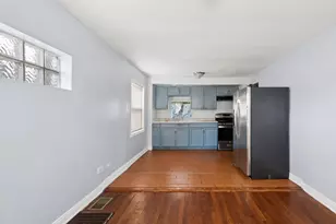 10107 S Paxton Ave, Chicago, IL 60617 - Photo 2