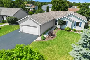 911 Cottonwood Dr, Elwood, IL 60421 - Photo 2