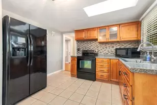 651 Westgate Dr, Aurora, IL 60506 - Photo 6