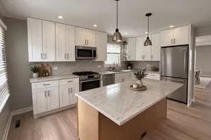 1413 Swallow St, Naperville, IL 60565 - Photo 2