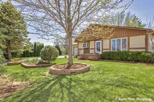 1811 Hazelwood Dr, Lindenhurst, IL 60046 - Photo 2
