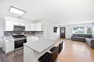 33 Cranbrook Dr, Des Plaines, IL 60016 - Photo 6