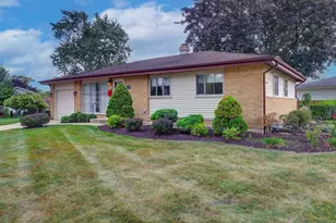 385 Pleasant St, Hoffman Estates, IL 60169 - Photo 1