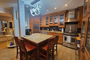 1050 W Dakin St, Chicago, IL 60613 - Photo 8