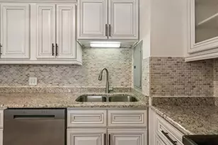 260 E Chestnut St, Chicago, IL 60611 - Photo 10