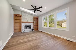 225 Farmhill Dr, Algonquin, IL 60102 - Photo 2