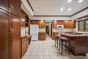 2310 Big Woods Dr, Batavia, IL 60510 - Photo 4
