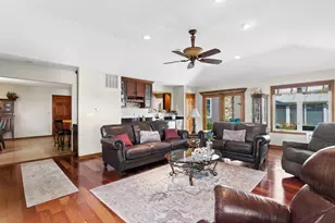 1251 N Scarlet Dr, Addison, IL 60101 - Photo 8