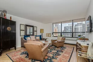 70 W Burton Pl, Chicago, IL 60610 - Photo 2