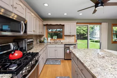 8102 Tennessee Avenue, Willowbrook, IL 60527 - Photo 12