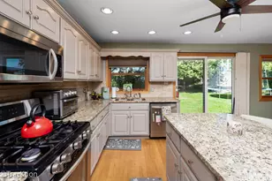 8102 Tennessee Ave, Willowbrook, IL 60527 - Photo 12
