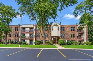 2212 Country Club Dr, Woodridge, IL 60517 - Photo 2