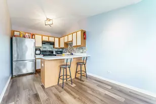 1011 Sommerset Ct, Elgin, IL 60120 - Photo 4