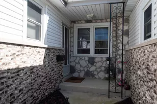 9149 S 89th Ave, Hickory Hills, IL 60457 - Photo 6