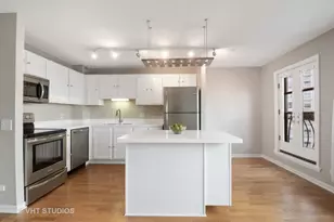 711 W Gordon Terrace, Chicago, IL 60613 - Photo 2