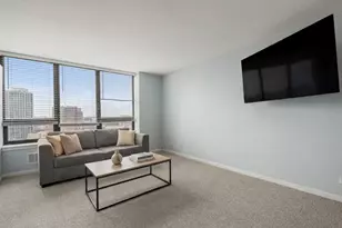 3930 N Pine Grove Ave, Chicago, IL 60613 - Photo 4