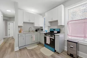 9015 S Muskegon Ave, Chicago, IL 60617 - Photo 14