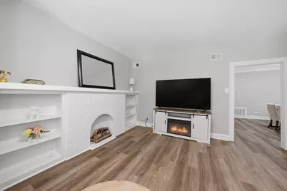 9015 S Muskegon Avenue, Chicago, IL 60617 - Photo 6