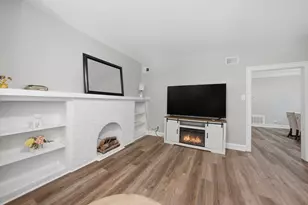 9015 S Muskegon Ave, Chicago, IL 60617 - Photo 6