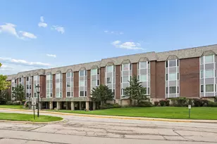 201 Thames Pkwy, Park Ridge, IL 60068 - Photo 1