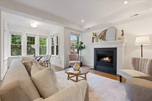 6454 N Bosworth Ave, Chicago, IL 60626 - Photo 2