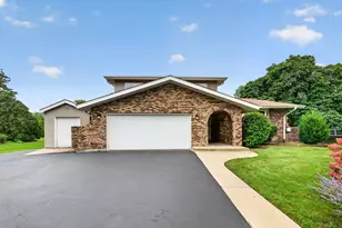 29W055 Schillinger Dr, Naperville, IL 60564 - Photo 4