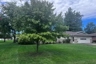 526 N 4th St, Cissna Park, IL 60924 - Photo 4